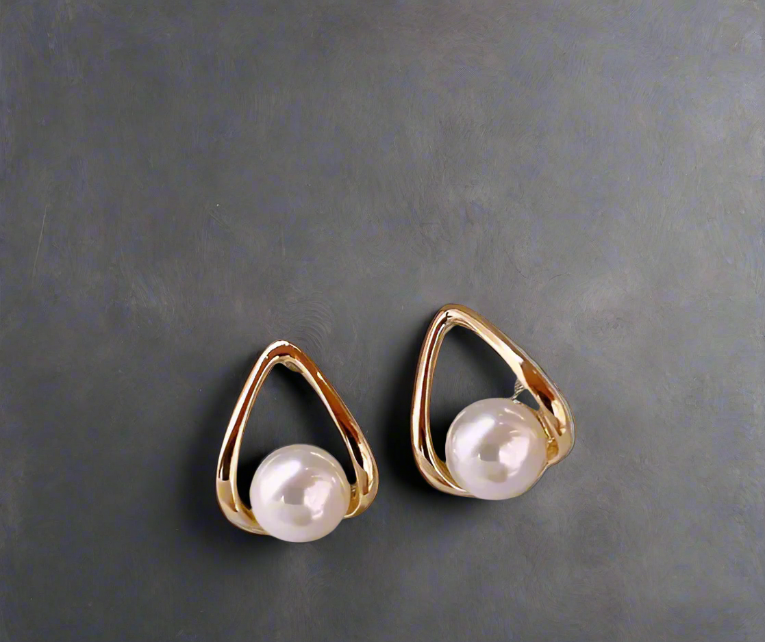 三角珍珠耳環 Triangular Pearl Earrings